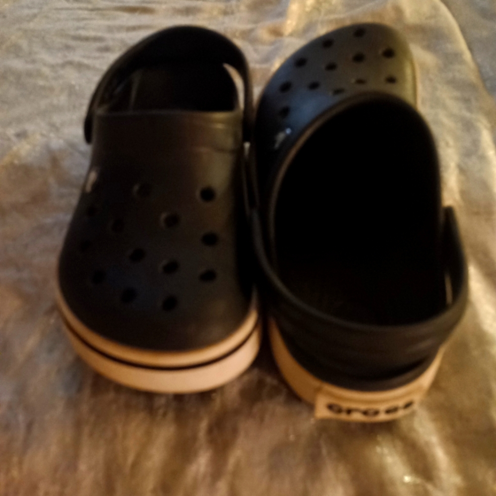 Black Crocs unisex men's size 5 ladies size 7. In excellent used condition.